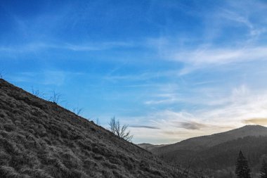 Dağ manzarasının üzerinde güzel bir gün batımı