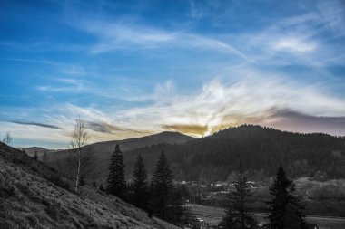 Dağların üzerinde güzel bir gün batımı