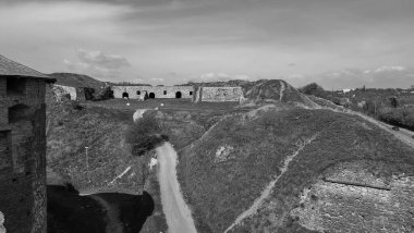 Şehrin en güzel kalesindeki eski şatonun kalıntıları.