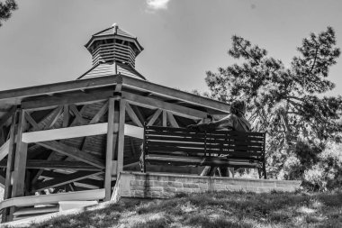 Parktaki tahta köprü.