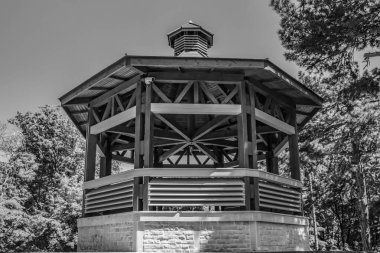 Şehirdeki terk edilmiş eski bina.