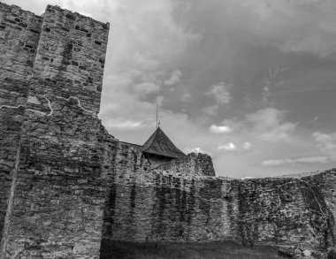 Şehrin antik ortaçağ şatosunun kalıntıları.