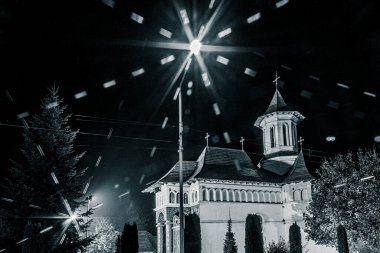 Gece gökyüzünün arka planında Noel ışıkları