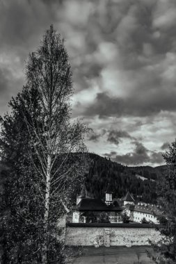 Dağlardaki evin dikey görüntüsü.