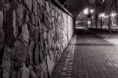 Geceleri modern bir binanın sokak manzarası