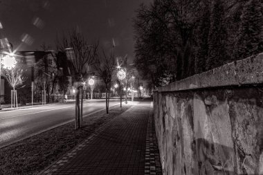 Eski şehrin sokakları karla kaplı.