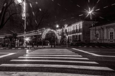 Yılbaşı ve yılbaşı ağacı geceleri şehirde