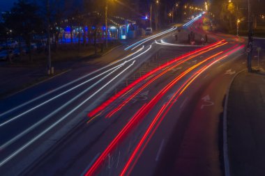 Gece şehirde trafik vardı.