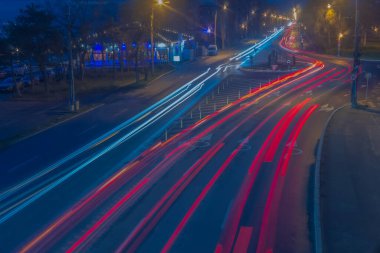 Arabalar ve gece trafiği bulanık