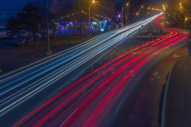 Şehirdeki gece lambası ve araba, uzun pozlu çekim.