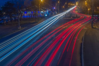 Akşam karanlığında şehrin manzarası.