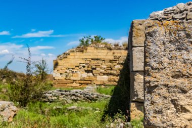 Pergaman Adası 'ndaki antik Pergaman şehrinin kalıntıları Akdeniz kıyısındaki Pergamla şehrinin ortasında.