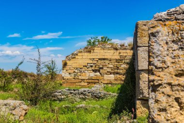 Mavi gökyüzü olan eski bir kalenin kalıntıları.