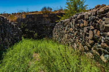 Yeşil yosunlu antik kale duvarı