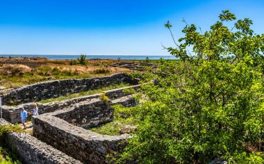 Gölün ortasındaki antik bir şatonun kalıntıları, güneşli bir gün.