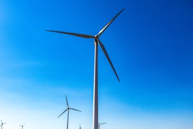 Mavi gökyüzü Rüzgar türbinleri