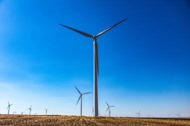 Kırsalda rüzgar türbinleri