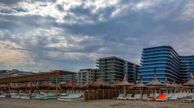 Sahil manzarası ve sahil manzarası. Şemsiyeli kumsal..