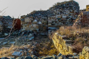 Sonbaharda terk edilmiş tuğla bina
