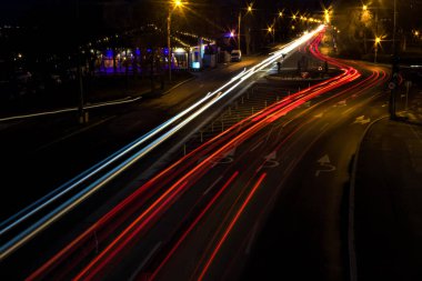 Gece yolda trafik ışıkları açık.