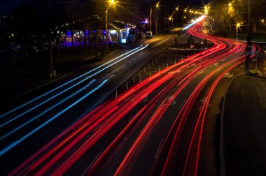 Neonlu arabaların ışıkları. uzun pozlama