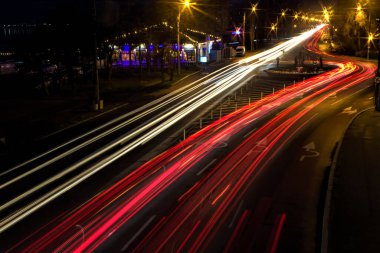 Gece otoyolda trafik ışığı izleri var.