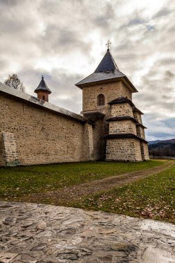 Köydeki eski ortaçağ kilisesi.