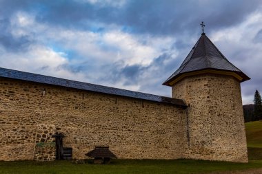 Sonbaharda eski bir kalenin dikey görüntüsü.