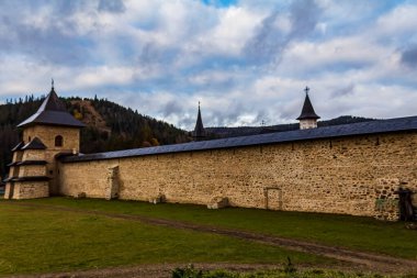 Dağlardaki eski şato.