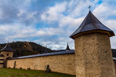 Dağların en güzel simgesi olan dağlardaki kutsal üçlünün kilisesi. yüksek kaliteli fotoğraf