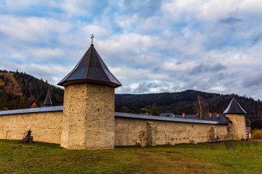 Kutsal Üçlü Kilisesi, dünyanın en önemli simgesi olan köydeki kutsal üçlünün manastırıdır..