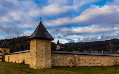 Gürcistan 'ın Svaneti köyündeki eski Kutsal Üçlü Kilisesi.
