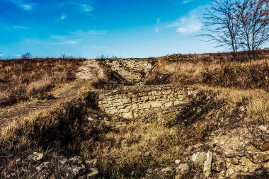 Dağları ve bulutları olan güzel bir manzara