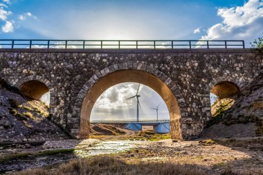 Eski terk edilmiş bir dağ nehri köprüsü