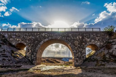 Nehrin üzerindeki köprü