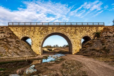 Nehrin üzerindeki eski taş köprü