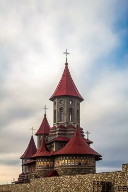 mavi gökyüzünde bir arka plan üzerinde eski kale.