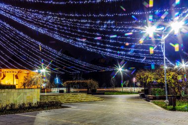 Şehrin gece Noel ağacı