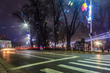 Sokakta yılbaşı ağacının ışıkları