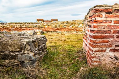 Eski bir kalenin kalıntıları.