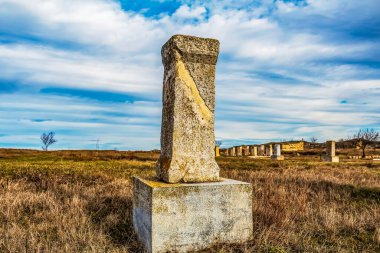 Tarladaki eski taş haç.