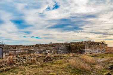 Rusya adasındaki boka strodostroka köyündeki terk edilmiş bir kalenin kalıntıları.
