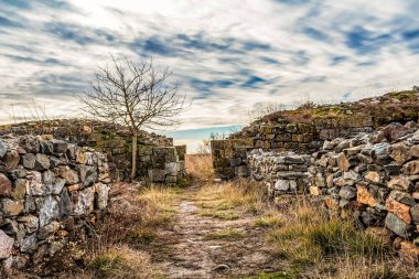 Eski kalenin harabeleriyle dolu taş duvar.