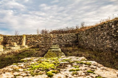 Güneşli bir günde harabelerde antik bir kale