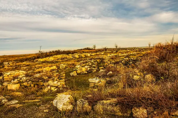 Dağlı ve bulutlu bir gökyüzü