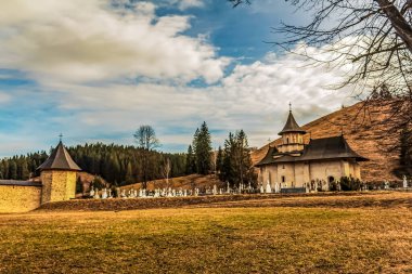 Ormandaki eski ahşap kilise