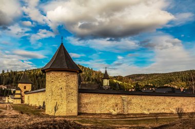 Dağlardaki tepede ortaçağ şatosu