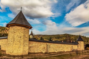 Ortaçağ Aziz Michael Kilisesi Bobova köyünde, Bova Kalesi dağların ortasında yer alır.