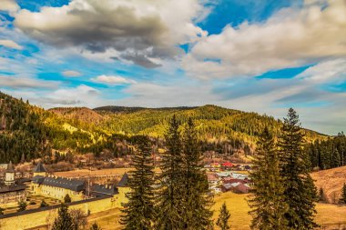 Dağlarda küçük bir köyü olan güzel bir manzara.