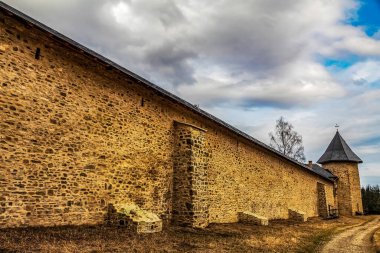 Kırsal bölgedeki eski kilisenin dikey görüntüsü.